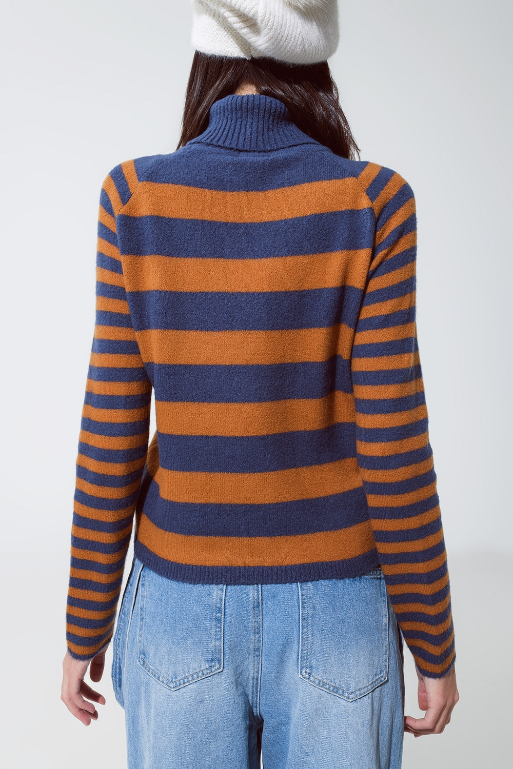 Pull à col roulé à rayures en bleu et marron
