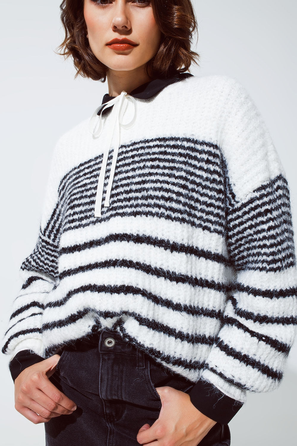 Pull à col roulé avec de fines rayures noires en blanc