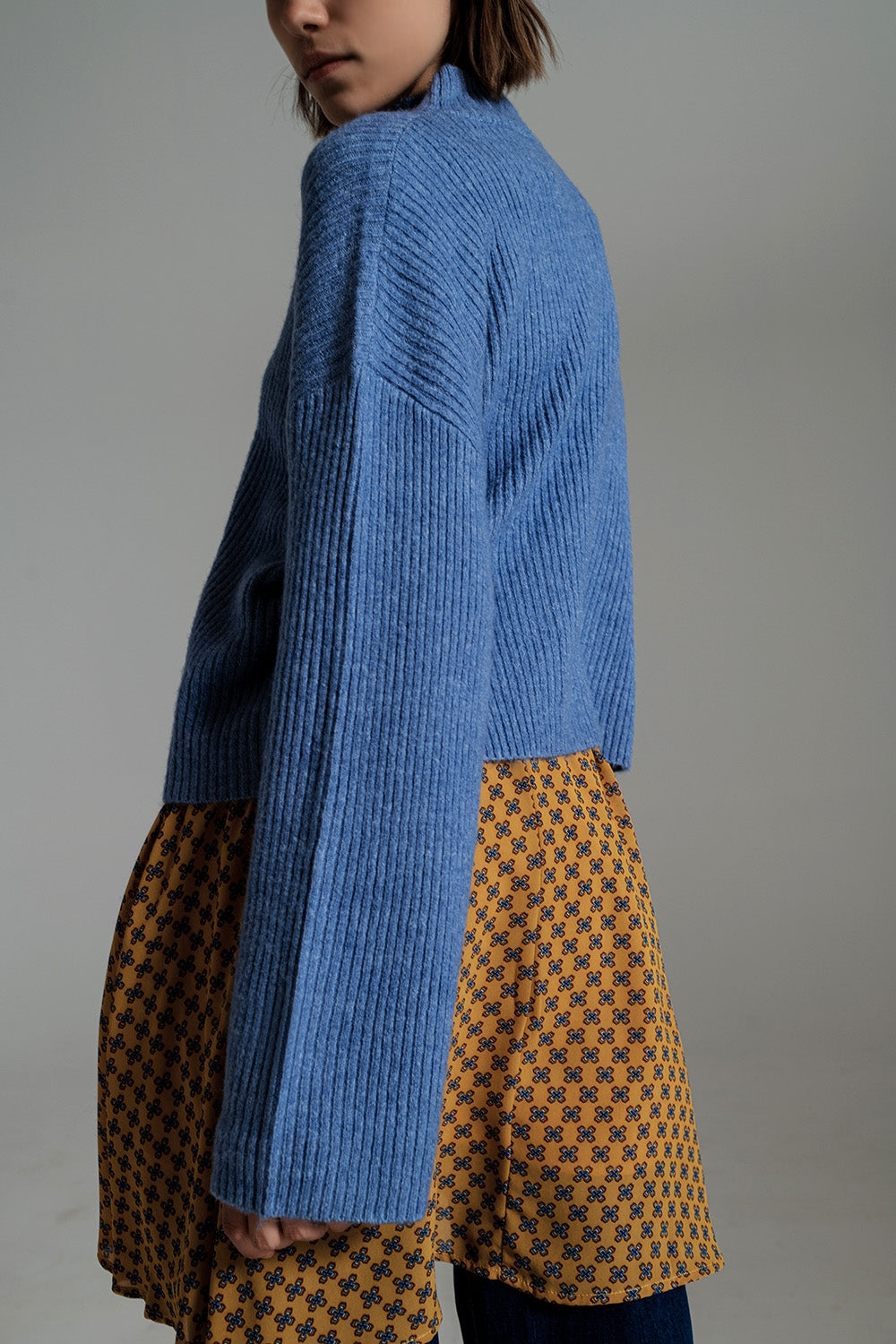 Pull à col roulé bleu doux et côtelé
