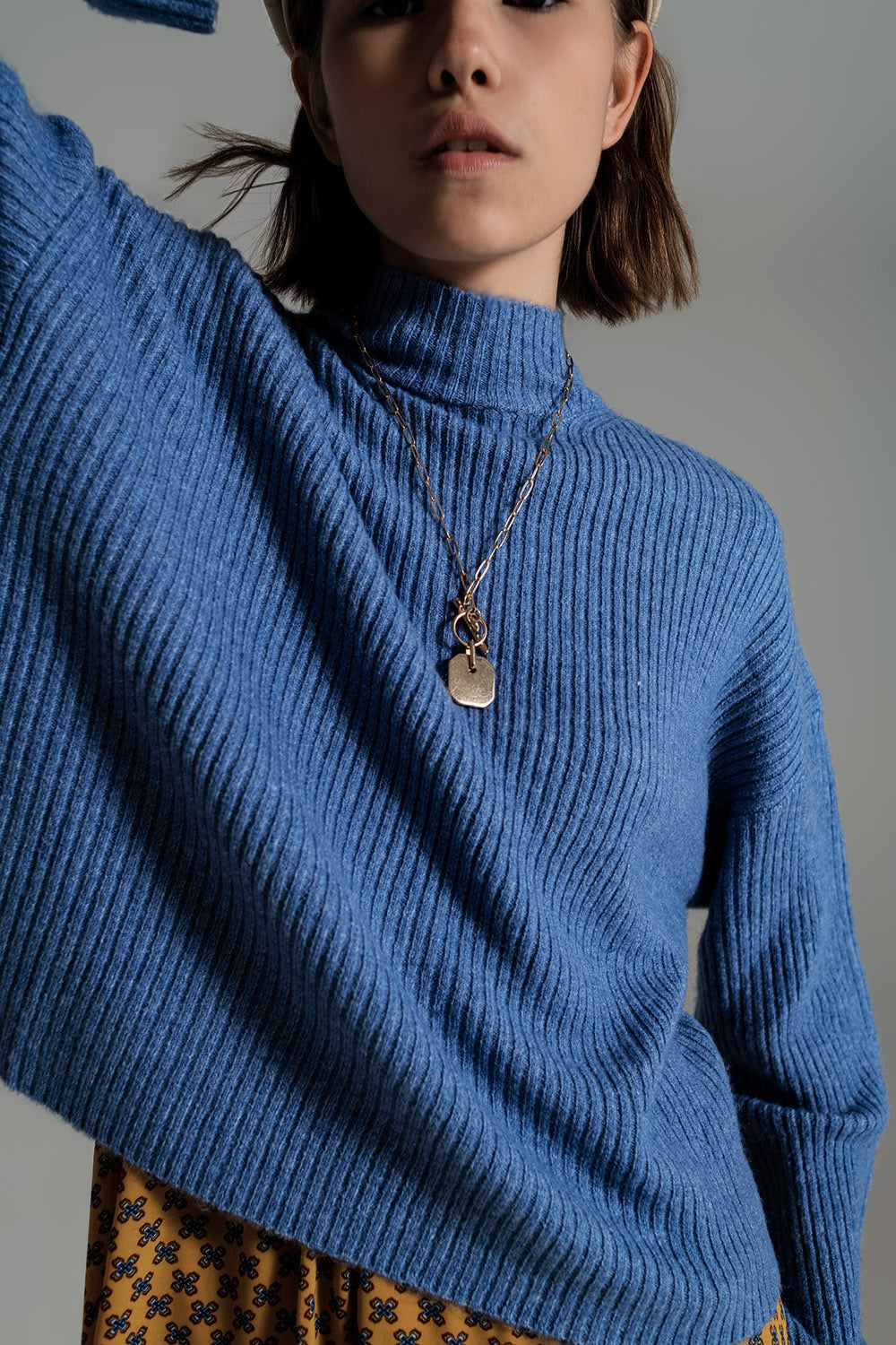 Pull à col roulé bleu doux et côtelé