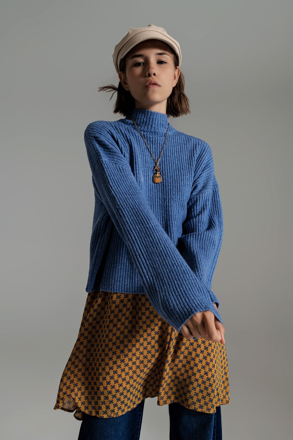 Pull à col roulé bleu doux et côtelé