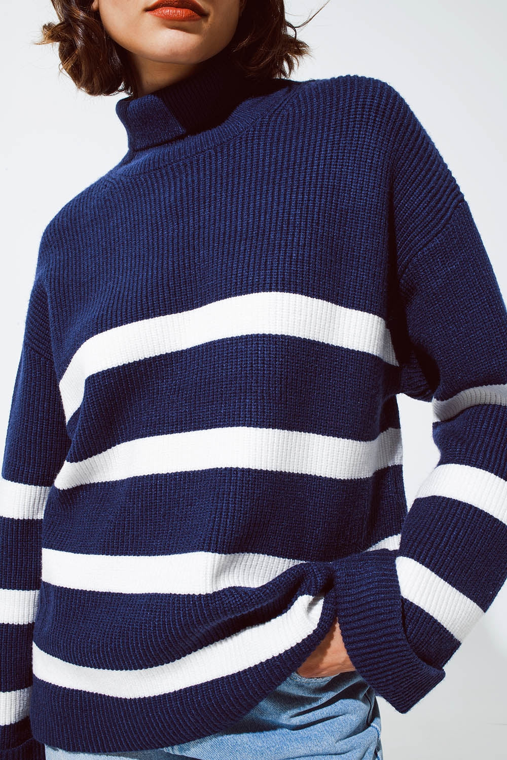 Pull à col roulé bleu marine à rayures