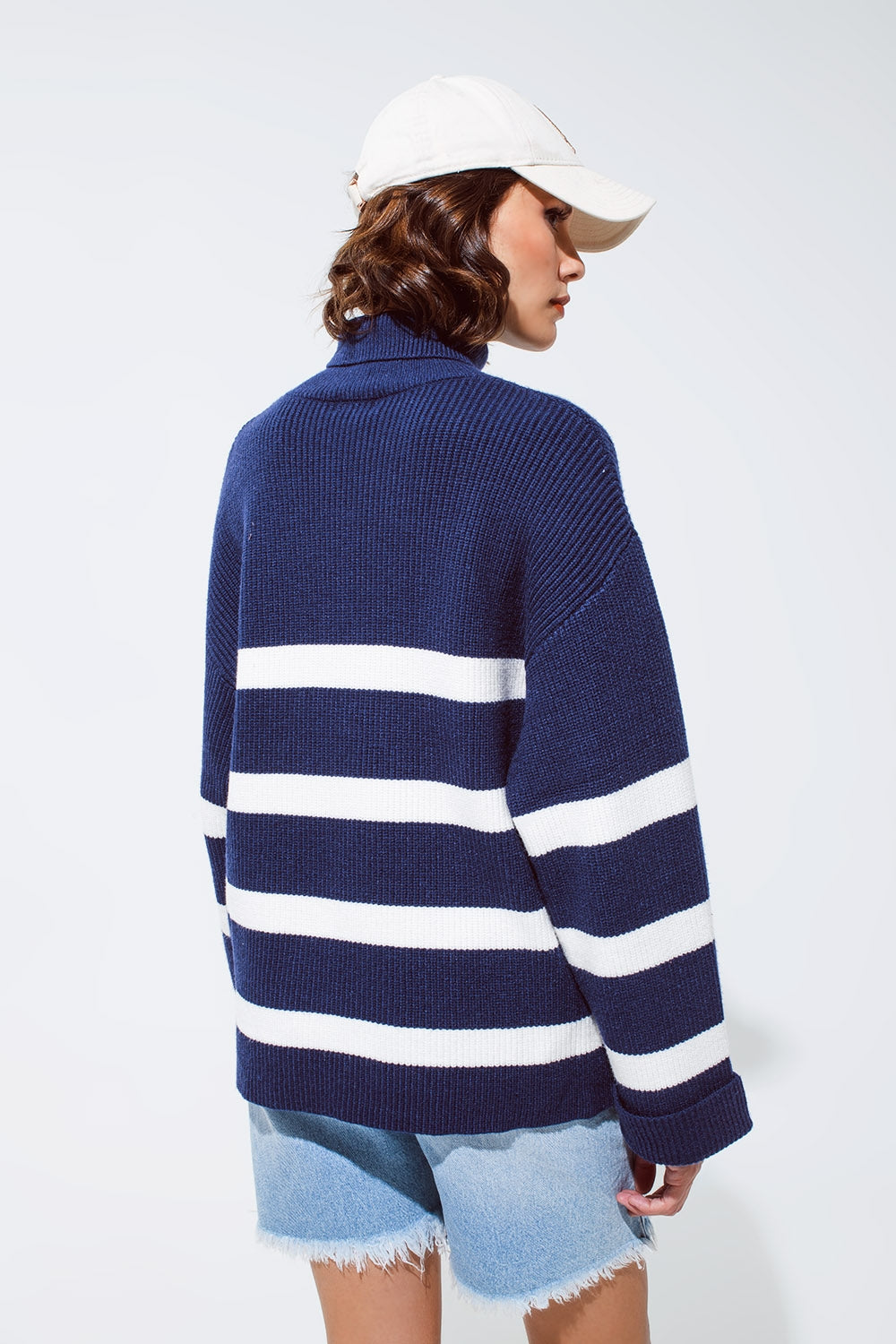 Pull à col roulé bleu marine à rayures