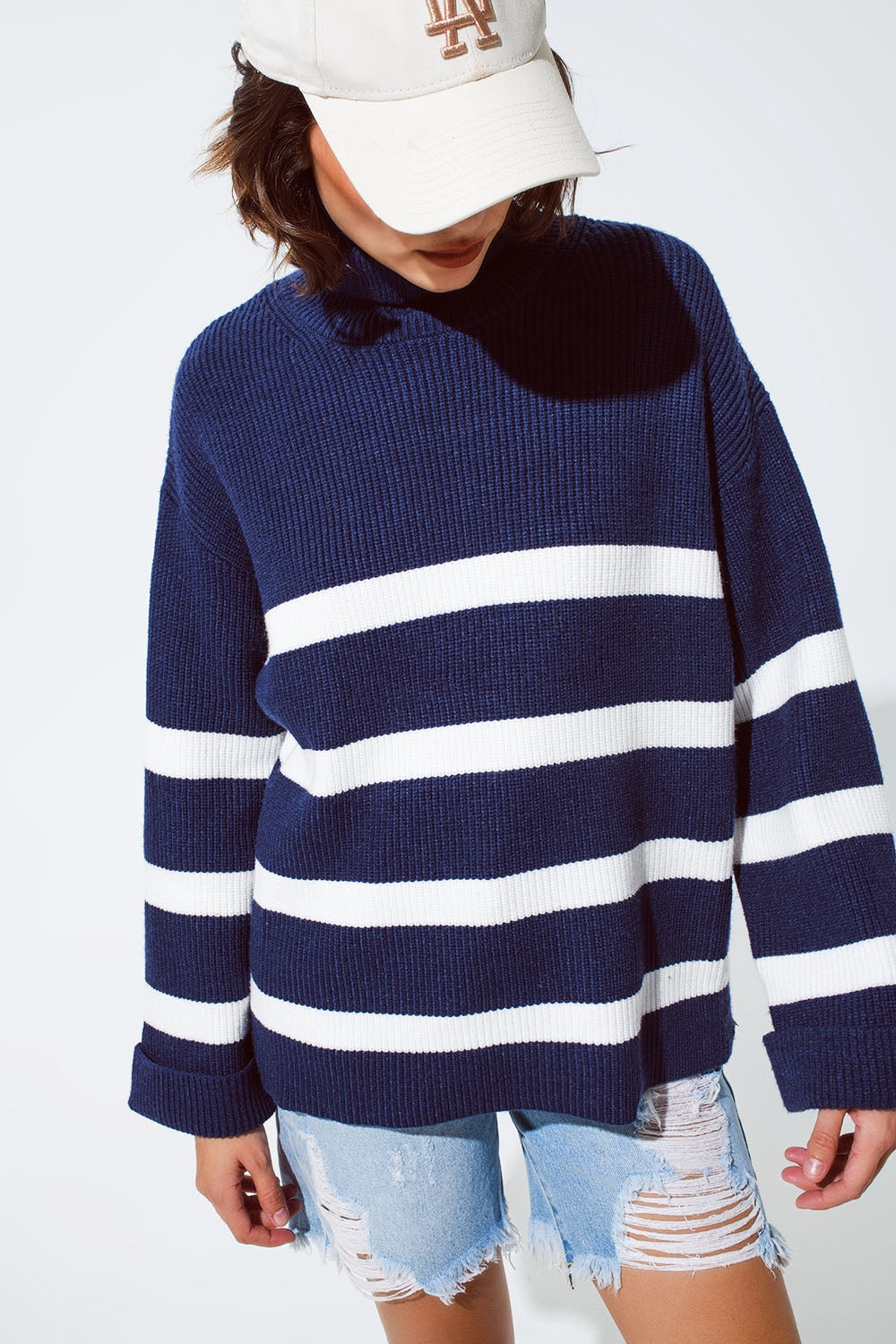 Pull à col roulé bleu marine à rayures
