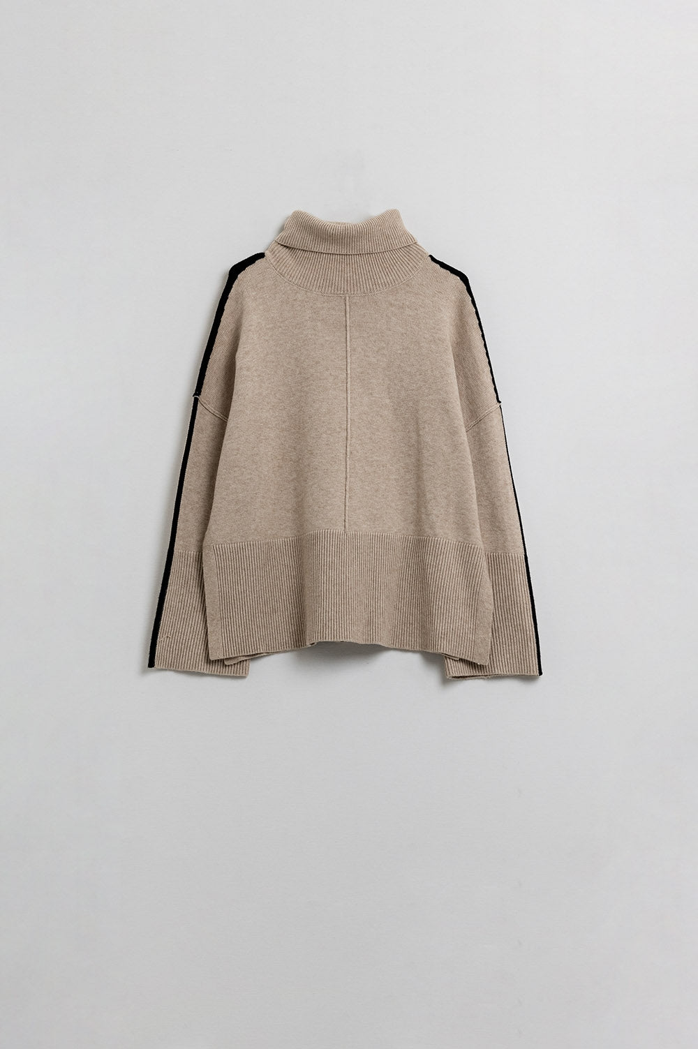 Pull à col roulé camel avec bande latérale noire