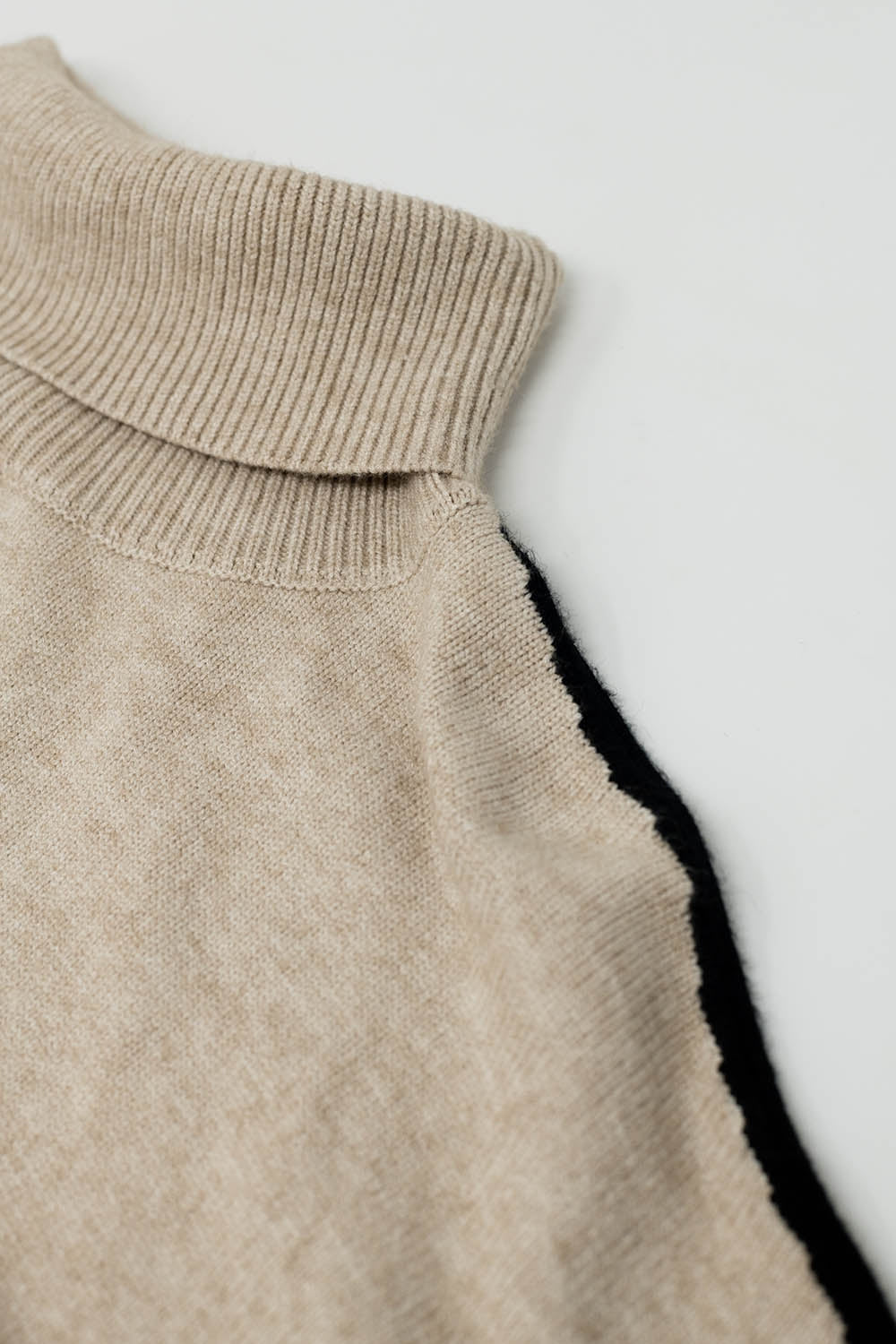 Pull à col roulé camel avec bande latérale noire