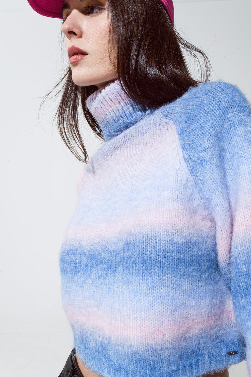 Pull à col roulé en tricot duveteux en bleu et rose Degrade