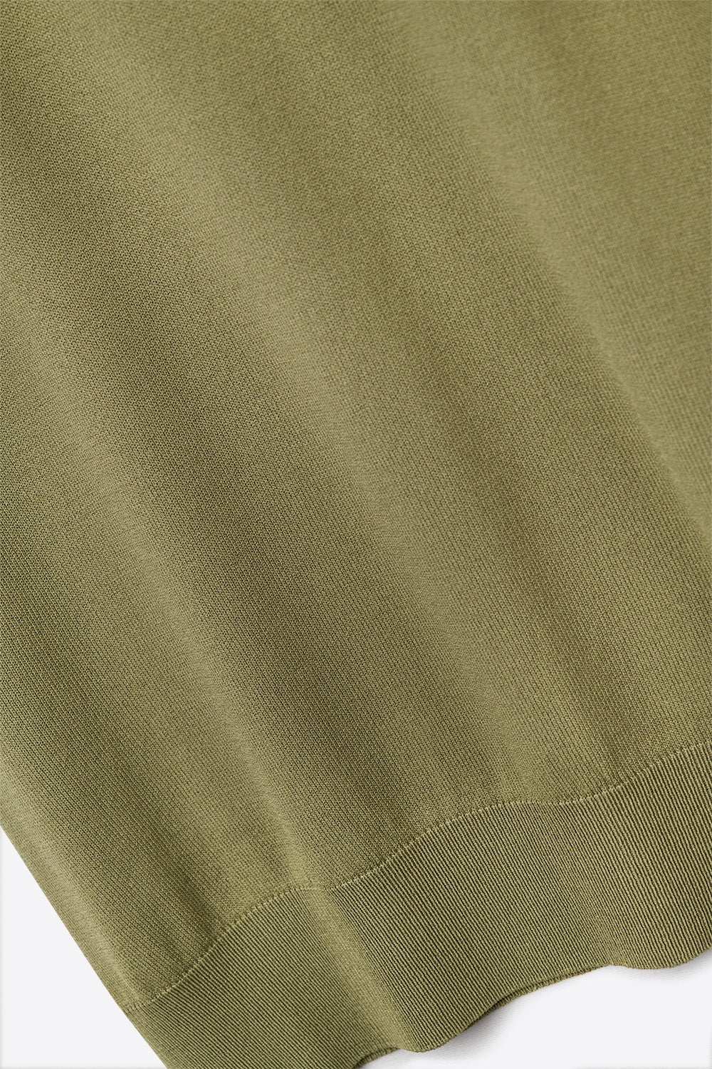 Pull à col roulé kaki avec manches courtes ajustées