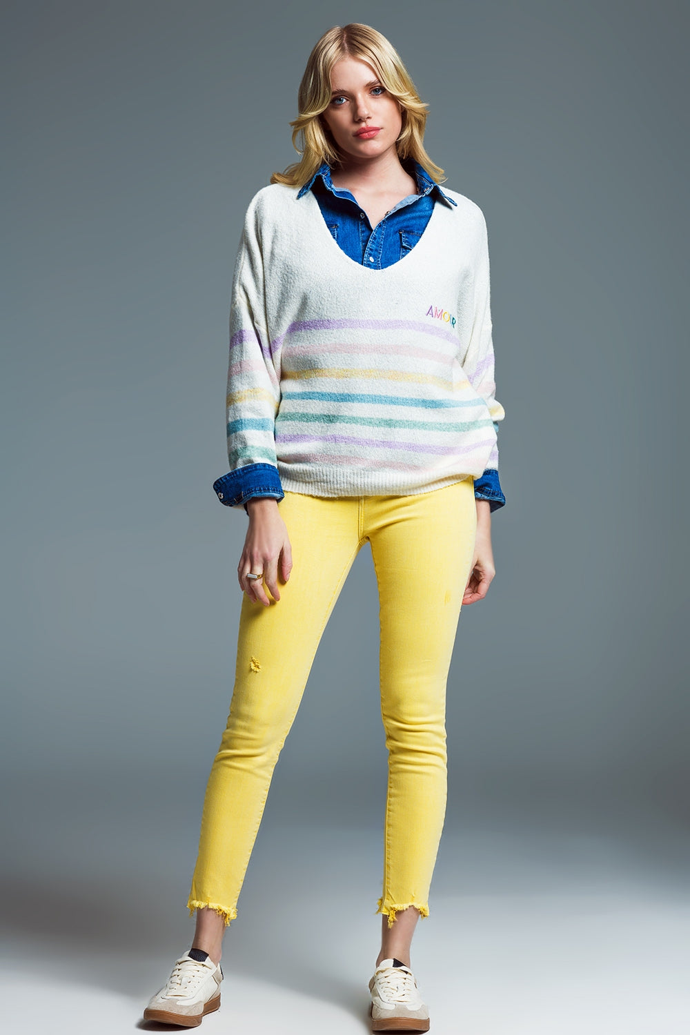 Pull à col V profond avec rayures en couleurs pastel et broderie Amour