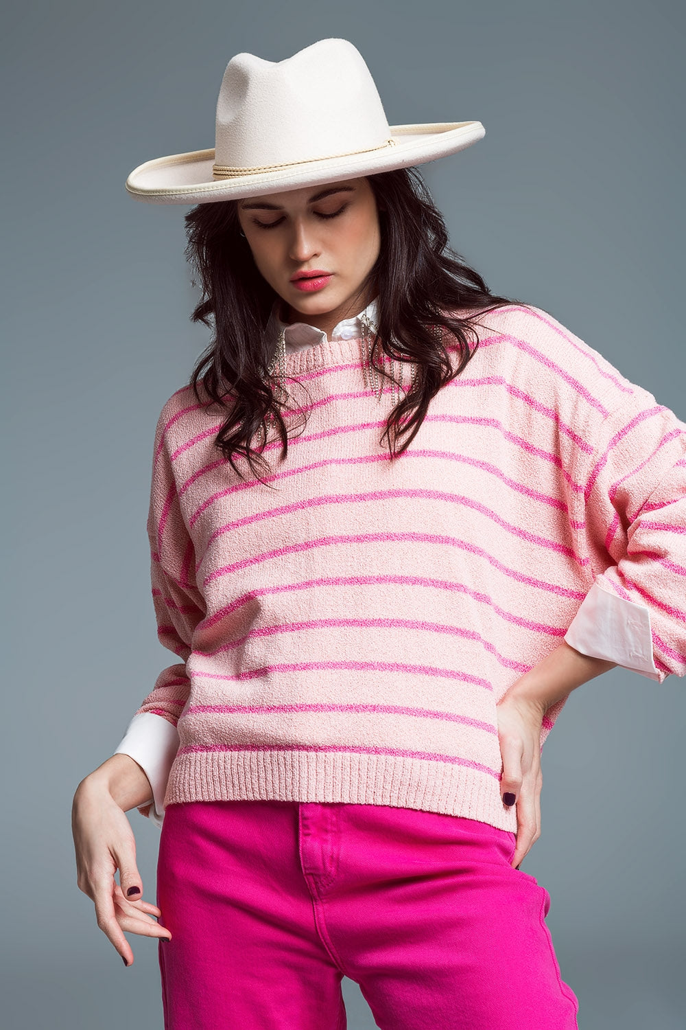 Pull à épaules tombantes avec rayures fuchsia