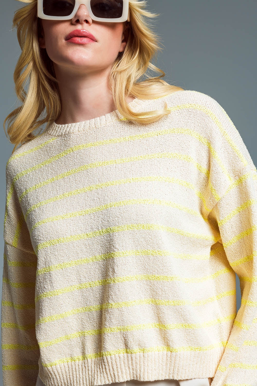 Pull à épaules tombantes en beige avec des rayures jaunes