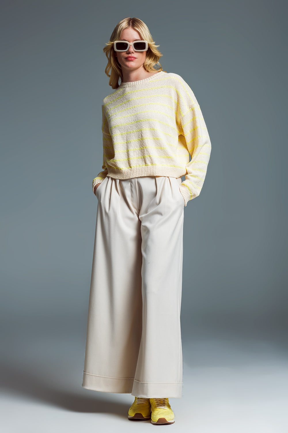 Pull à épaules tombantes en beige avec des rayures jaunes
