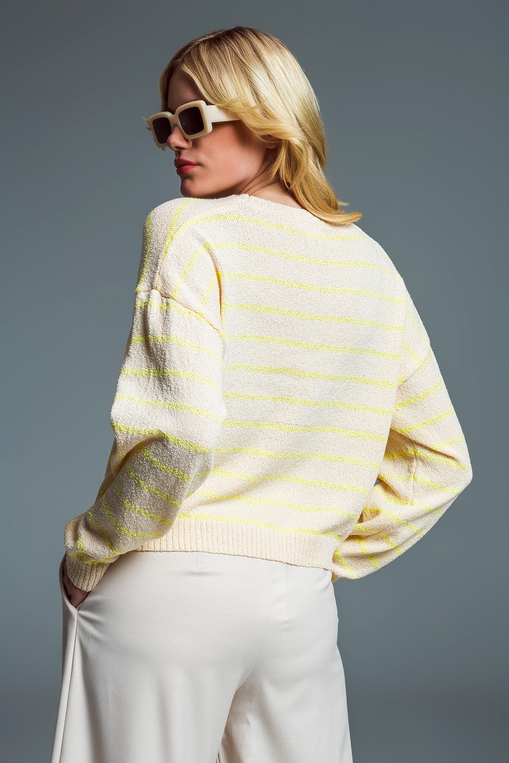 Pull à épaules tombantes en beige avec des rayures jaunes