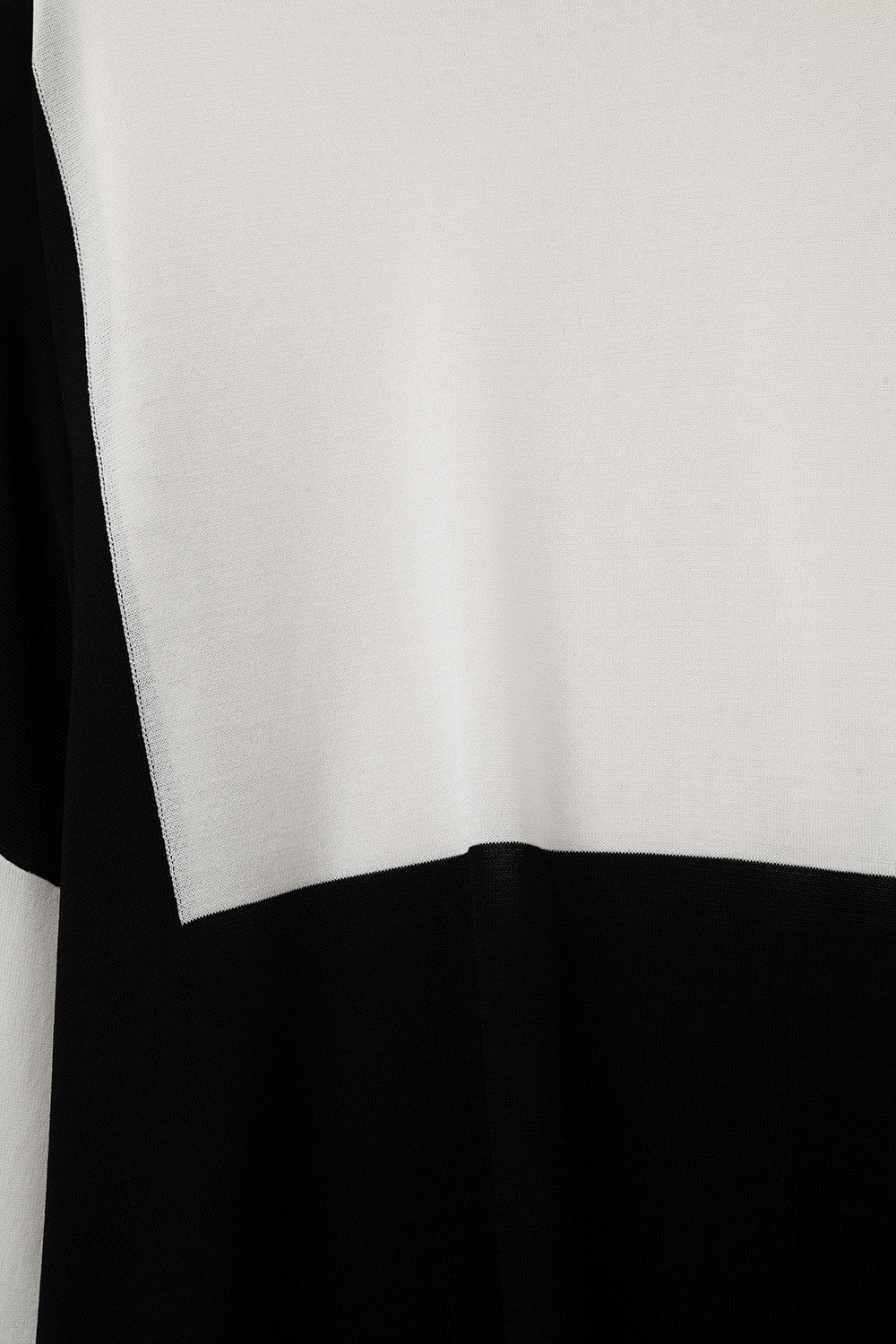 Pull à manches chauve-souris en blocs de couleur blanc et noir