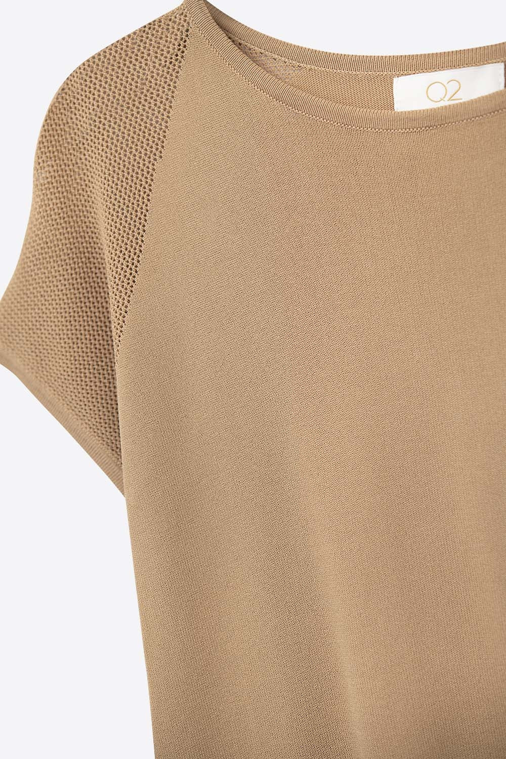 Pull à manches courtes en côtes camel avec maille tricotée sur l'épaule