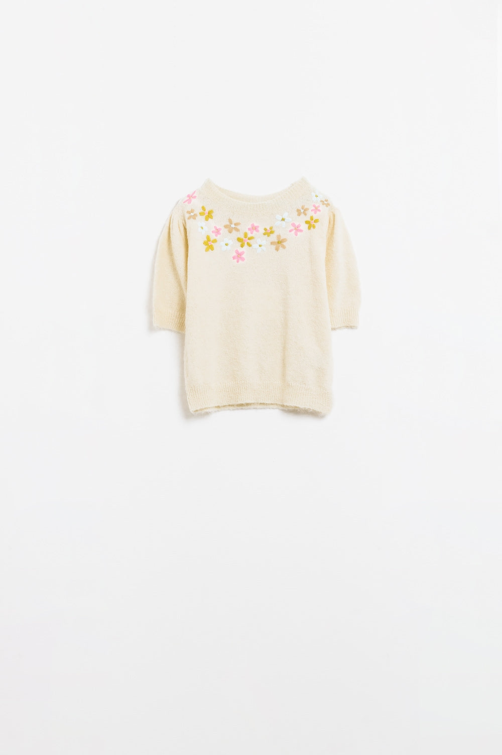 Pull à manches courtes en grosse maille crème avec fleurs brodées de couleur pastel