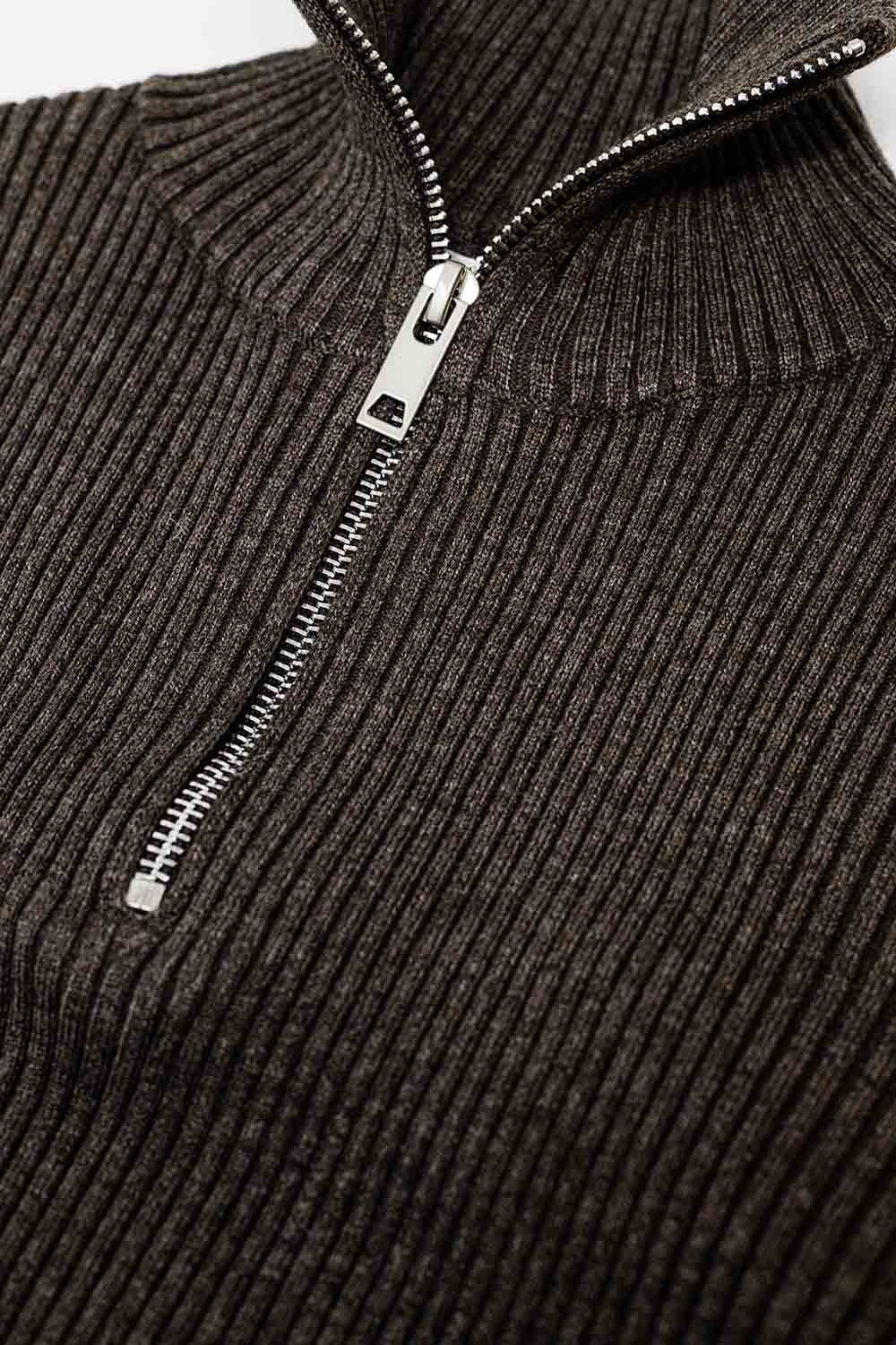 Pull ajusté en côtes marron avec fermeture à glissière