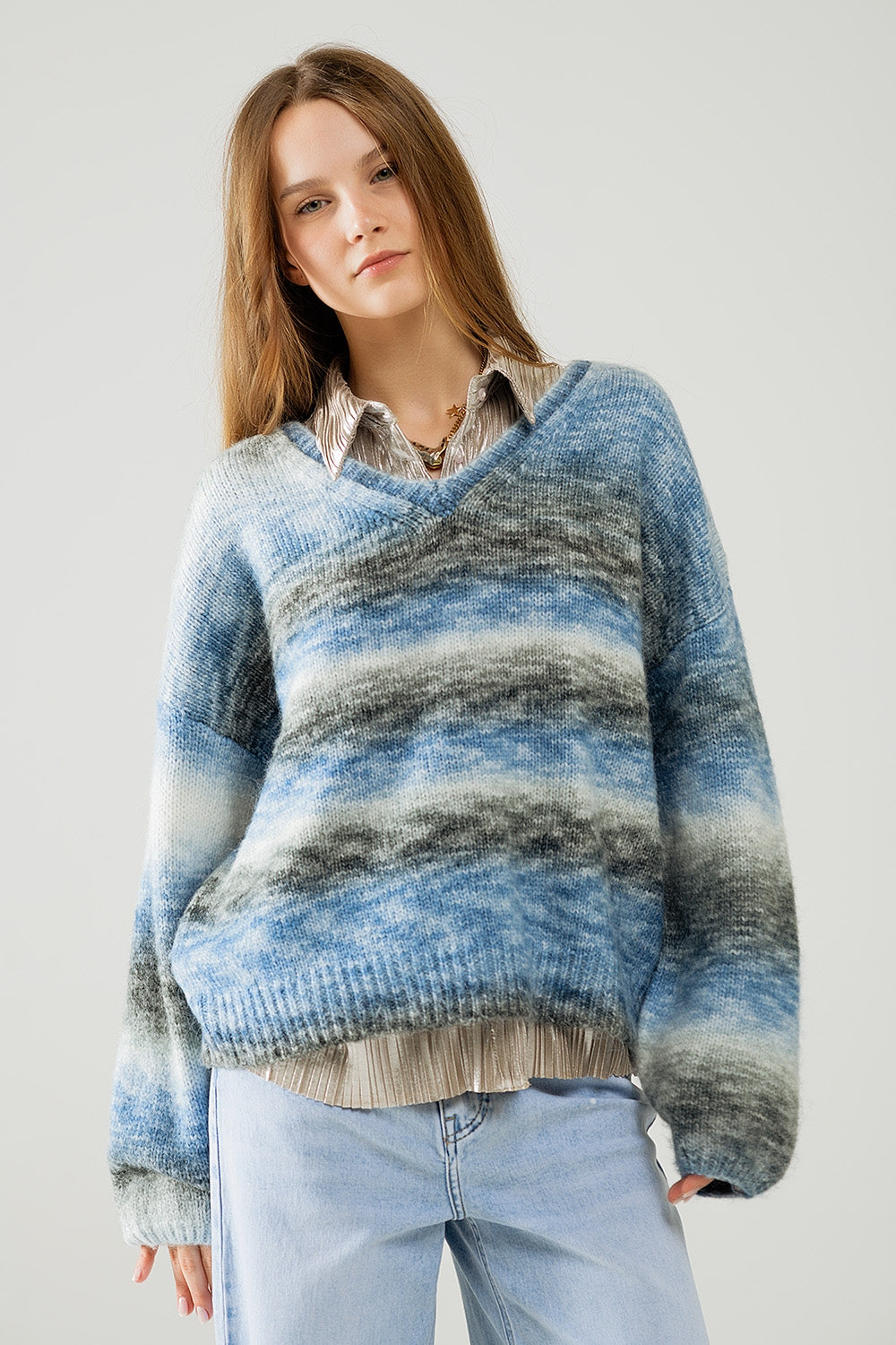 Q2 Pull ample à col en V et à rayures bleues et grises