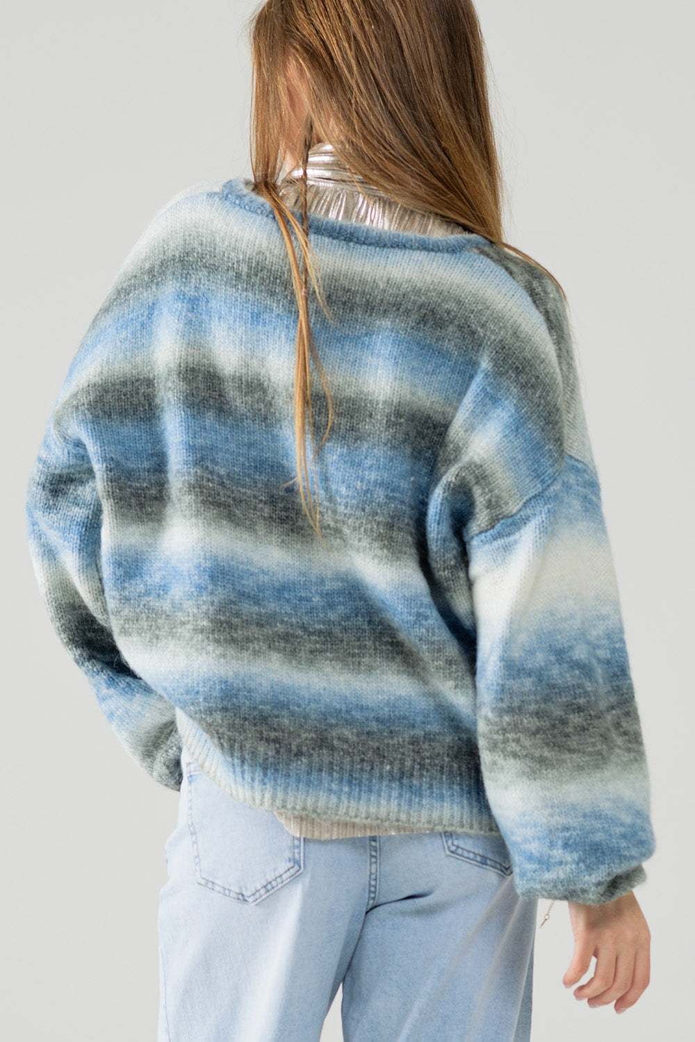 Pull ample à col en V et à rayures bleues et grises