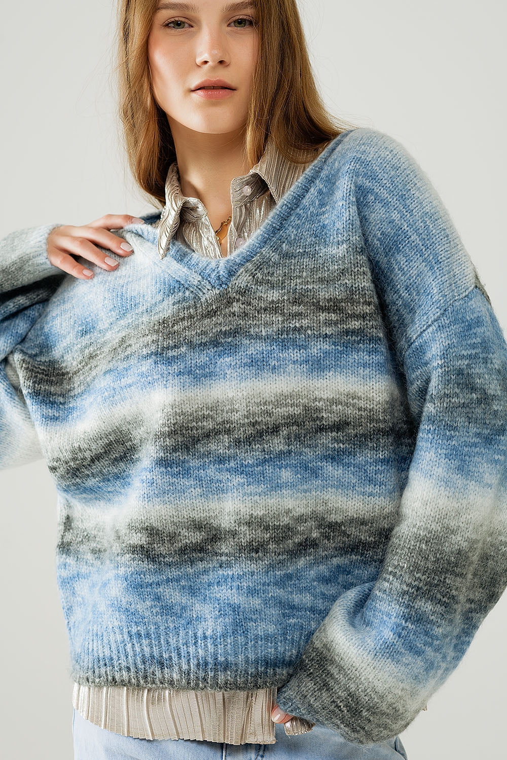 Pull ample à col en V et à rayures bleues et grises