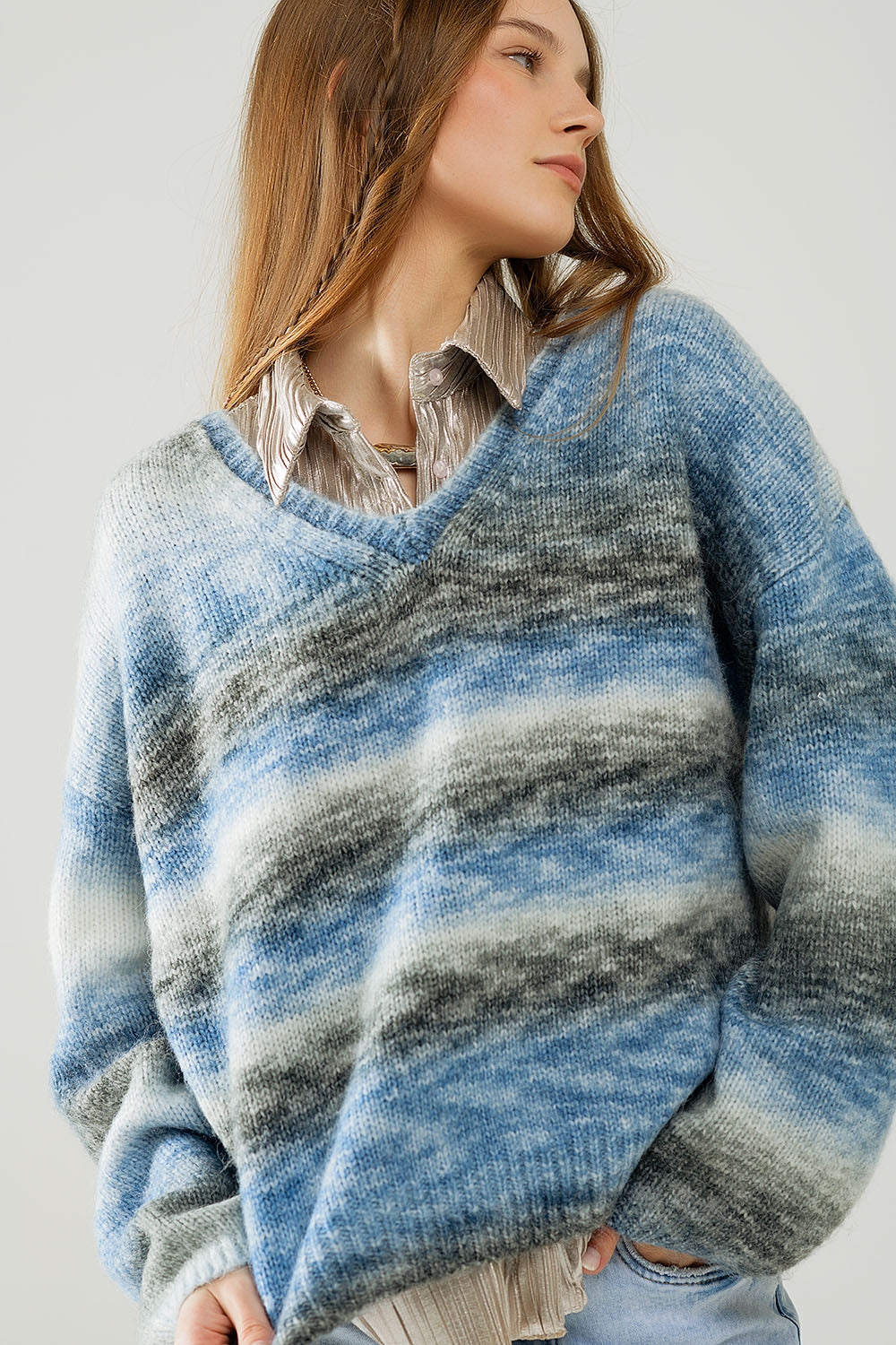 Pull ample à col en V et à rayures bleues et grises