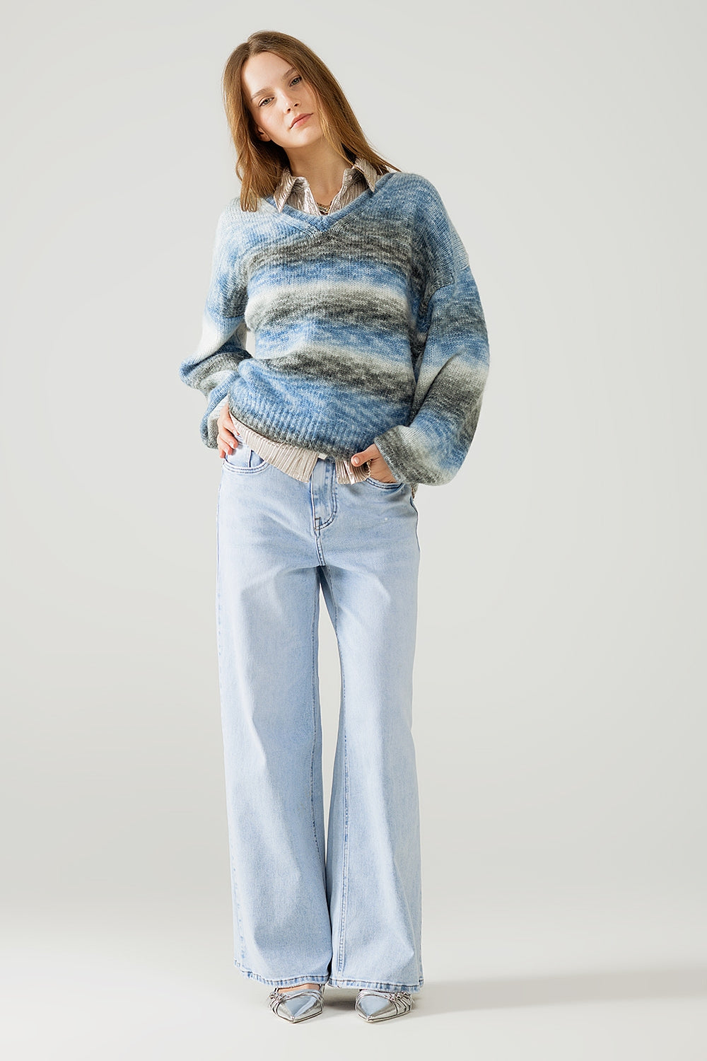 Pull ample à col en V et à rayures bleues et grises