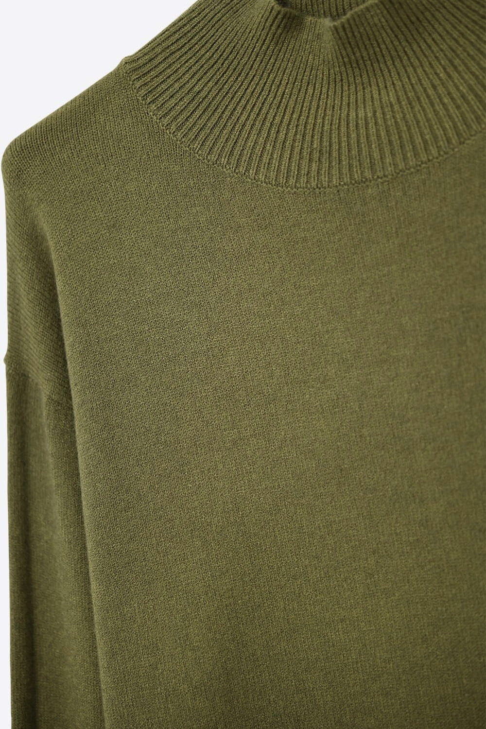 Pull ample vert militaire avec dos ouvert