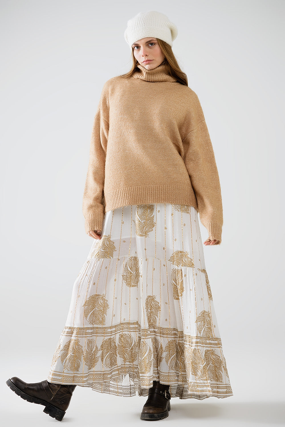 Pull beige à col roulé et manches tombantes