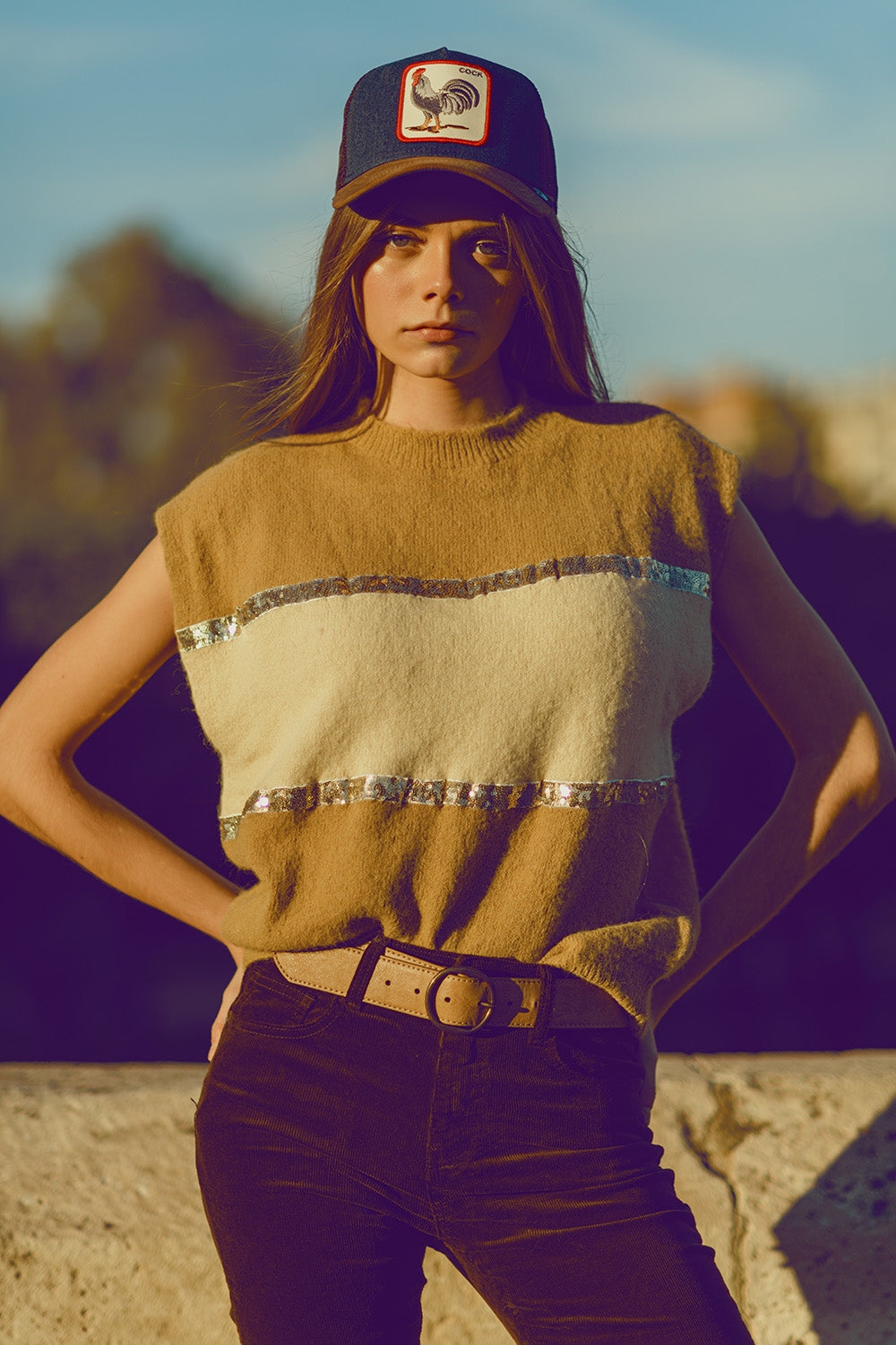 Pull beige sans manches avec détails en paillettes