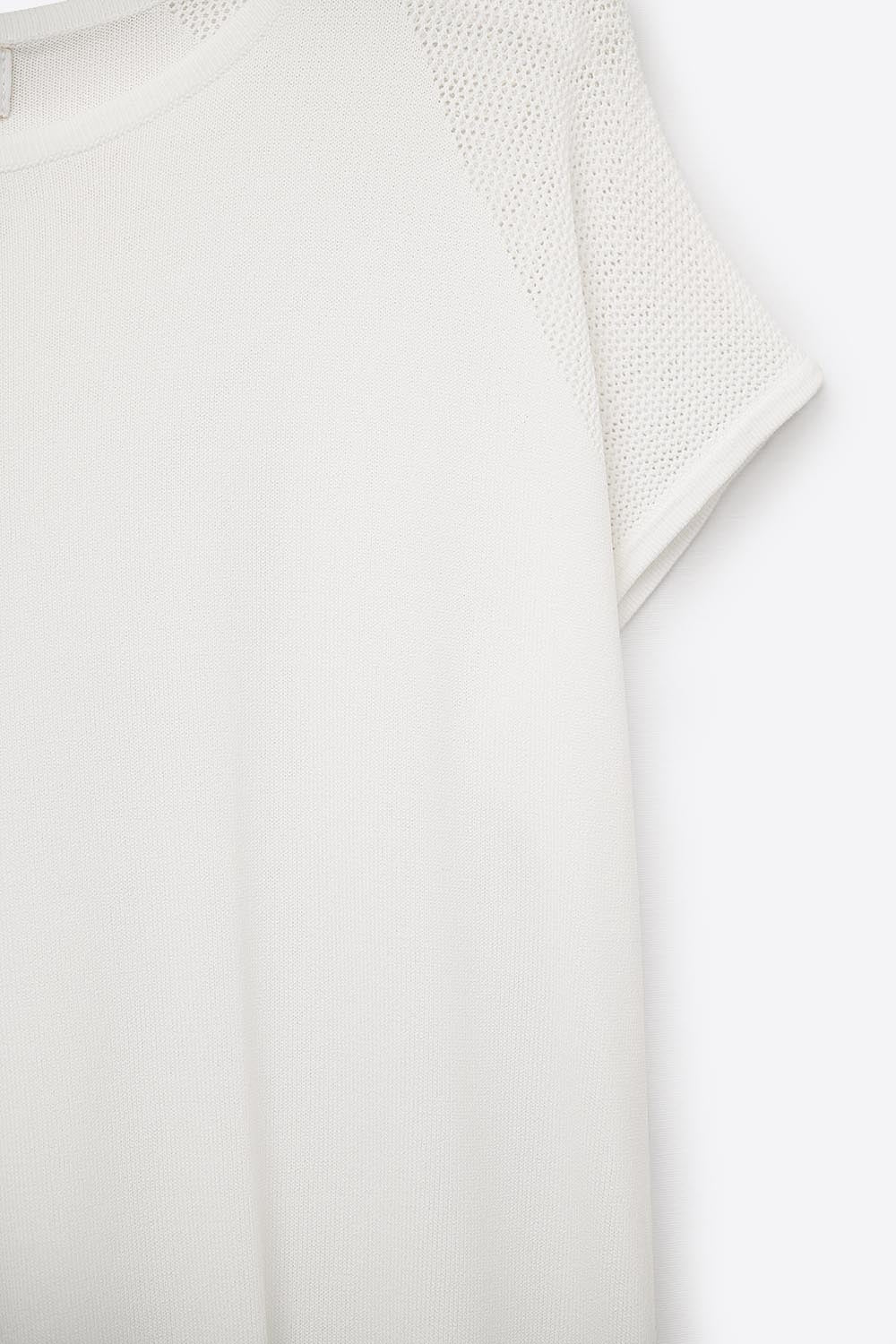 Pull blanc à manches courtes avec maille sur l'épaule