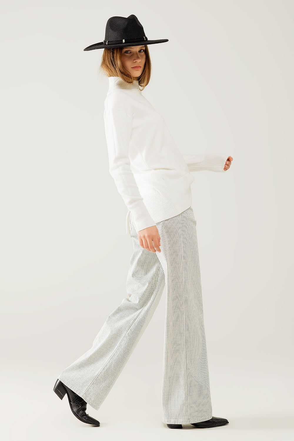 Pull blanc ample avec dos ouvert