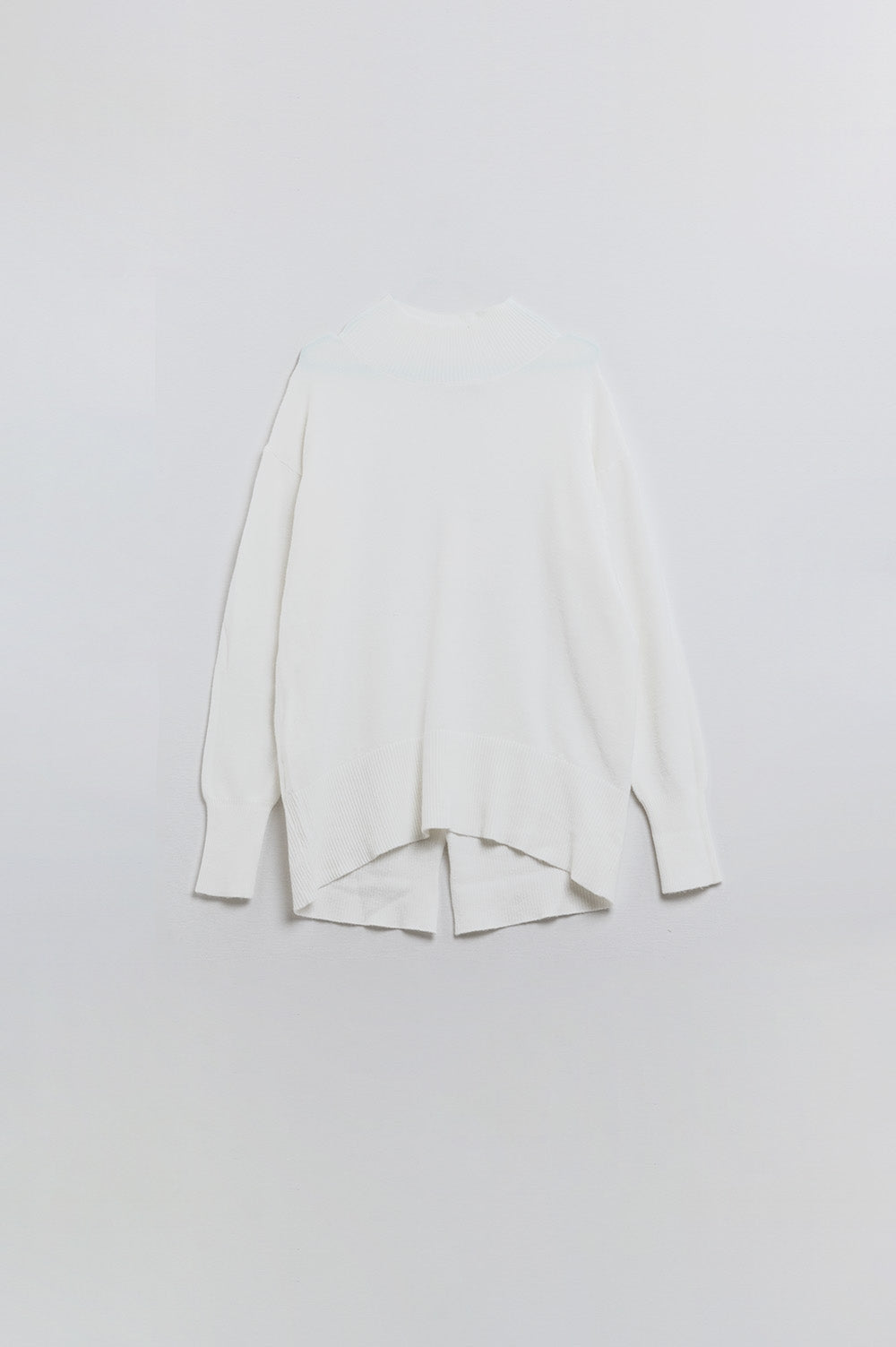 Pull blanc ample avec dos ouvert