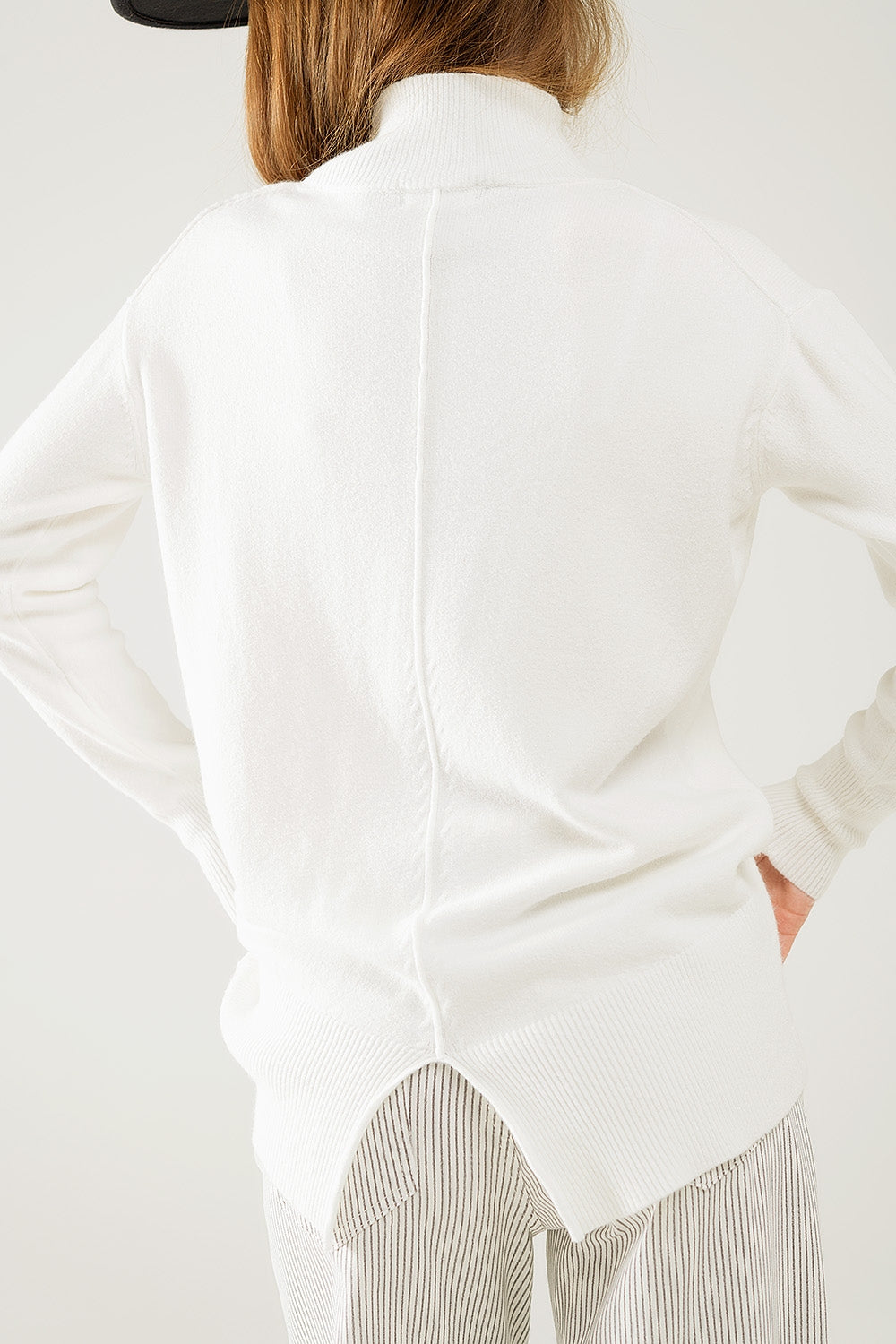 Pull blanc ample avec dos ouvert