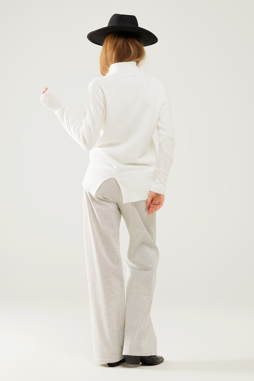 Pull blanc ample avec dos ouvert