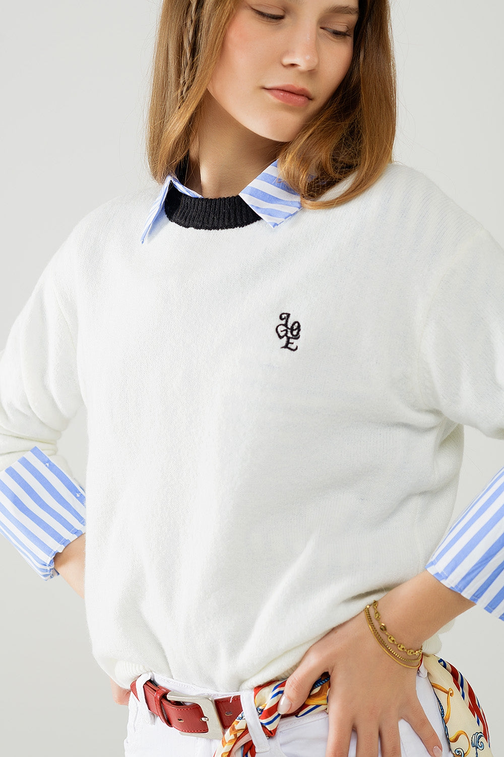 Pull blanc avec col contrasté et logo love sur la poitrine