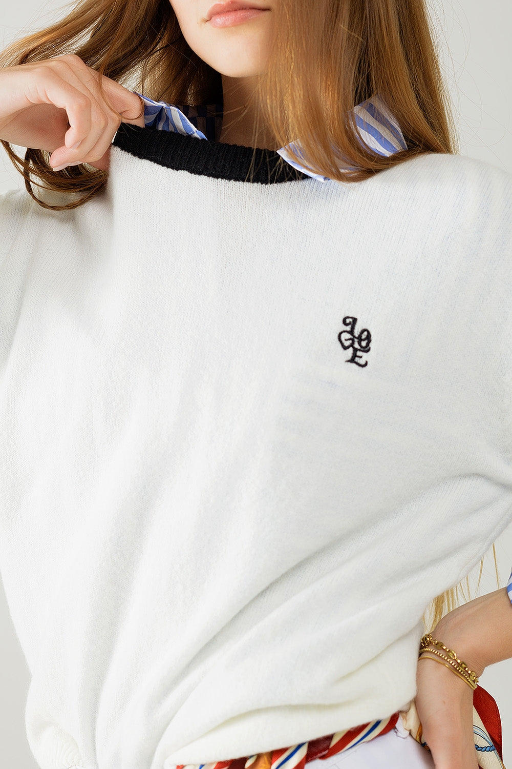 Pull blanc avec col contrasté et logo love sur la poitrine