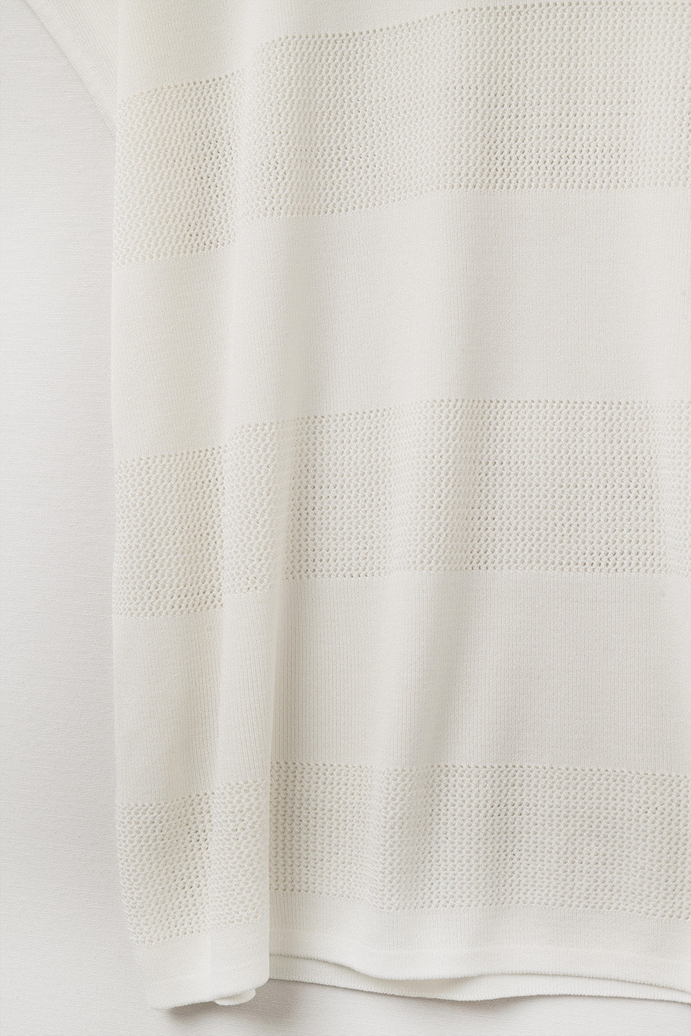 Pull blanc en tricot à col en V avec détails en maille ouverte