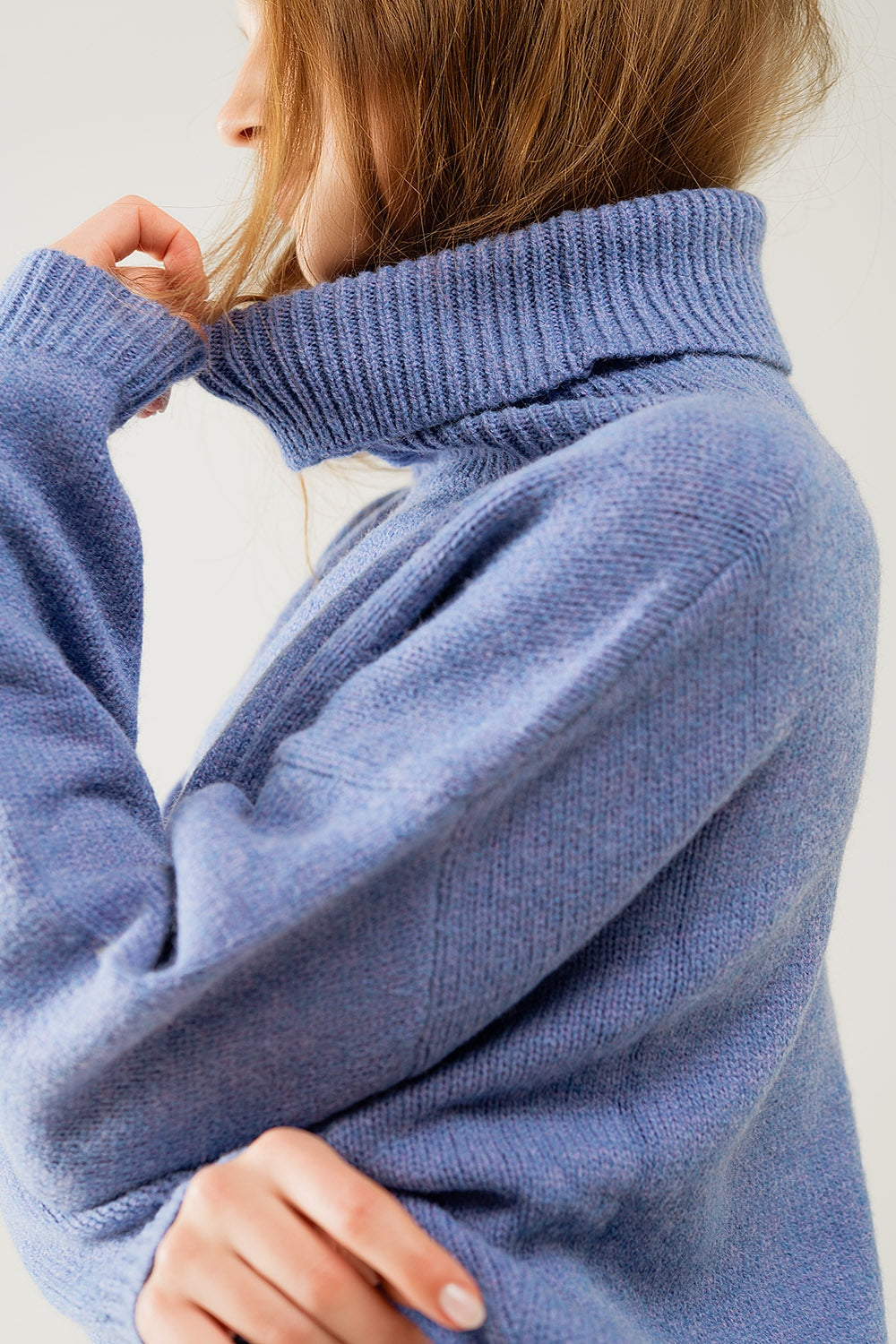 Pull bleu ample à manches tombantes