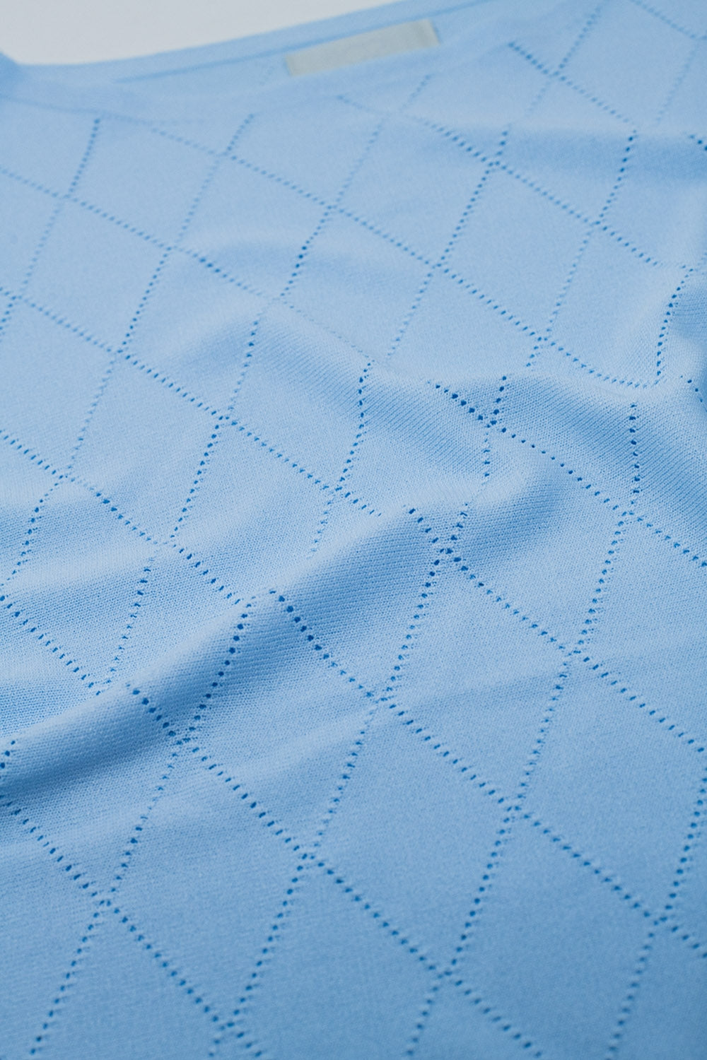 Pull bleu clair à motif argyle avec encolure bateau