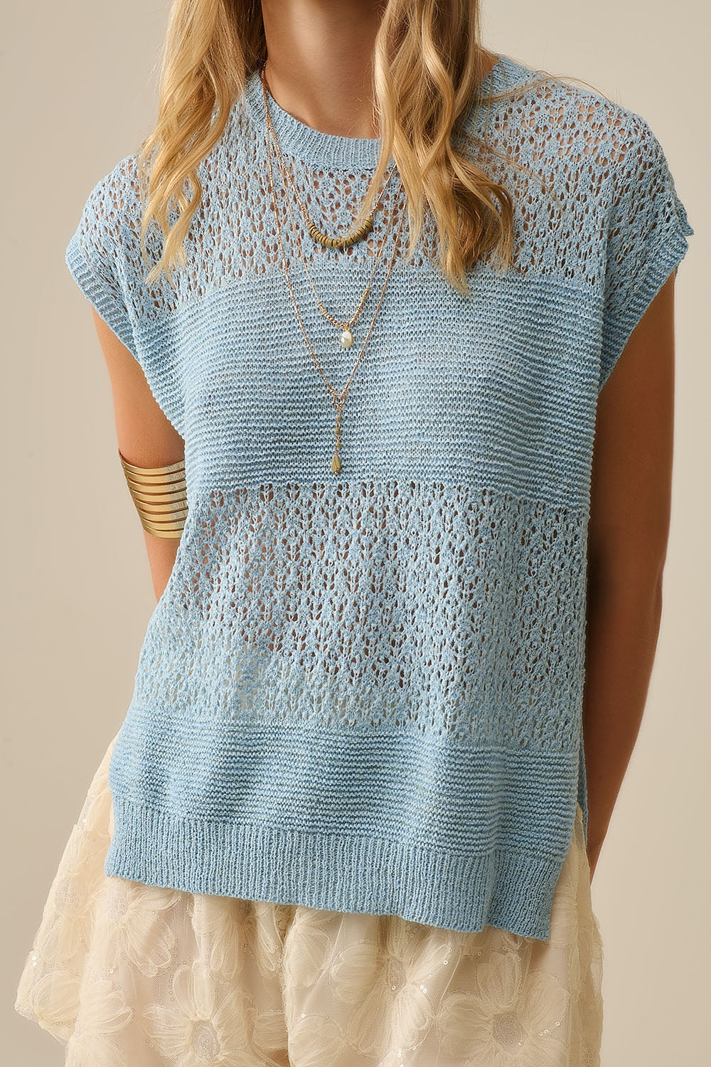 Pull bleu en maille ouverte douce et manches tombantes