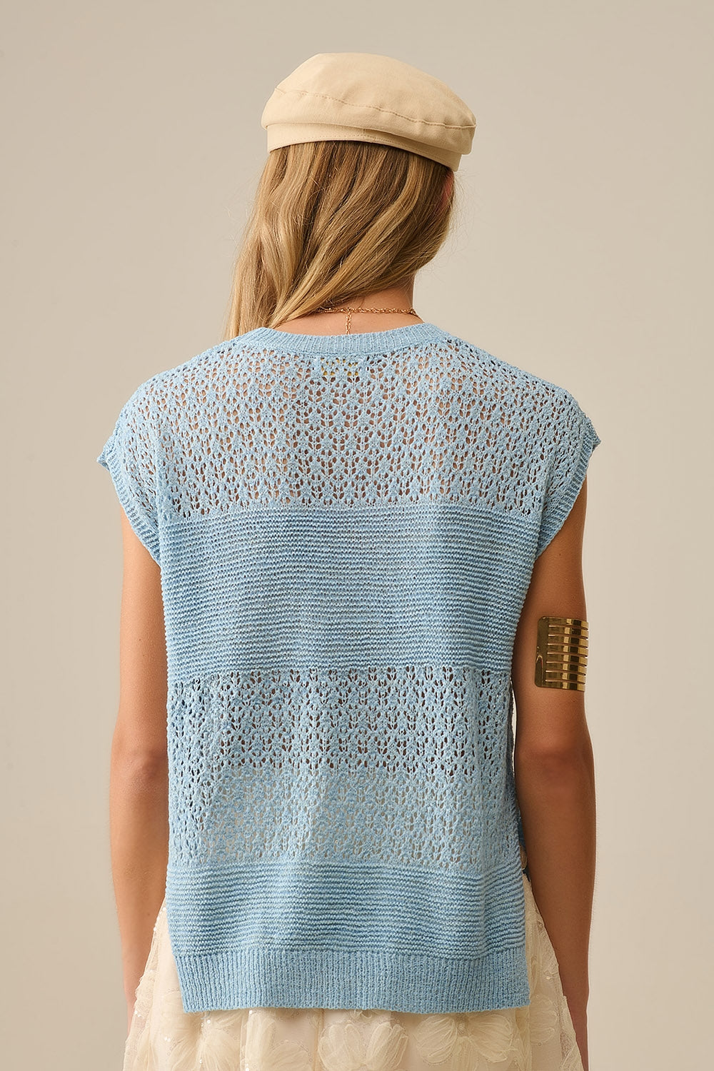 Pull bleu en maille ouverte douce et manches tombantes