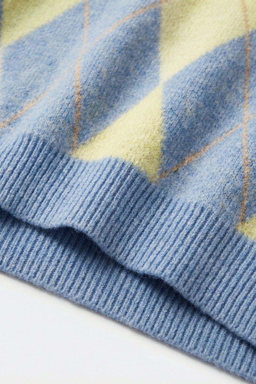 Pull bleu et jaune à motifs de losanges en maille douce et moelleuse