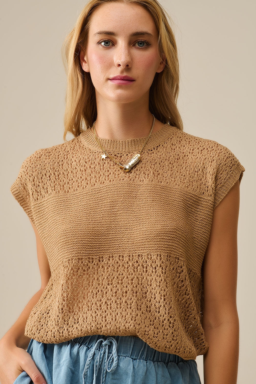 Q2 Pull camel en maille ouverte douce et manches tombantes