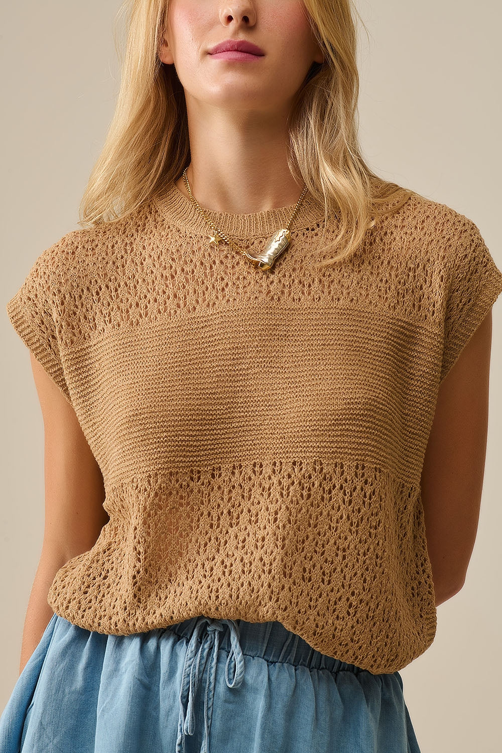 Pull camel en maille ouverte douce et manches tombantes