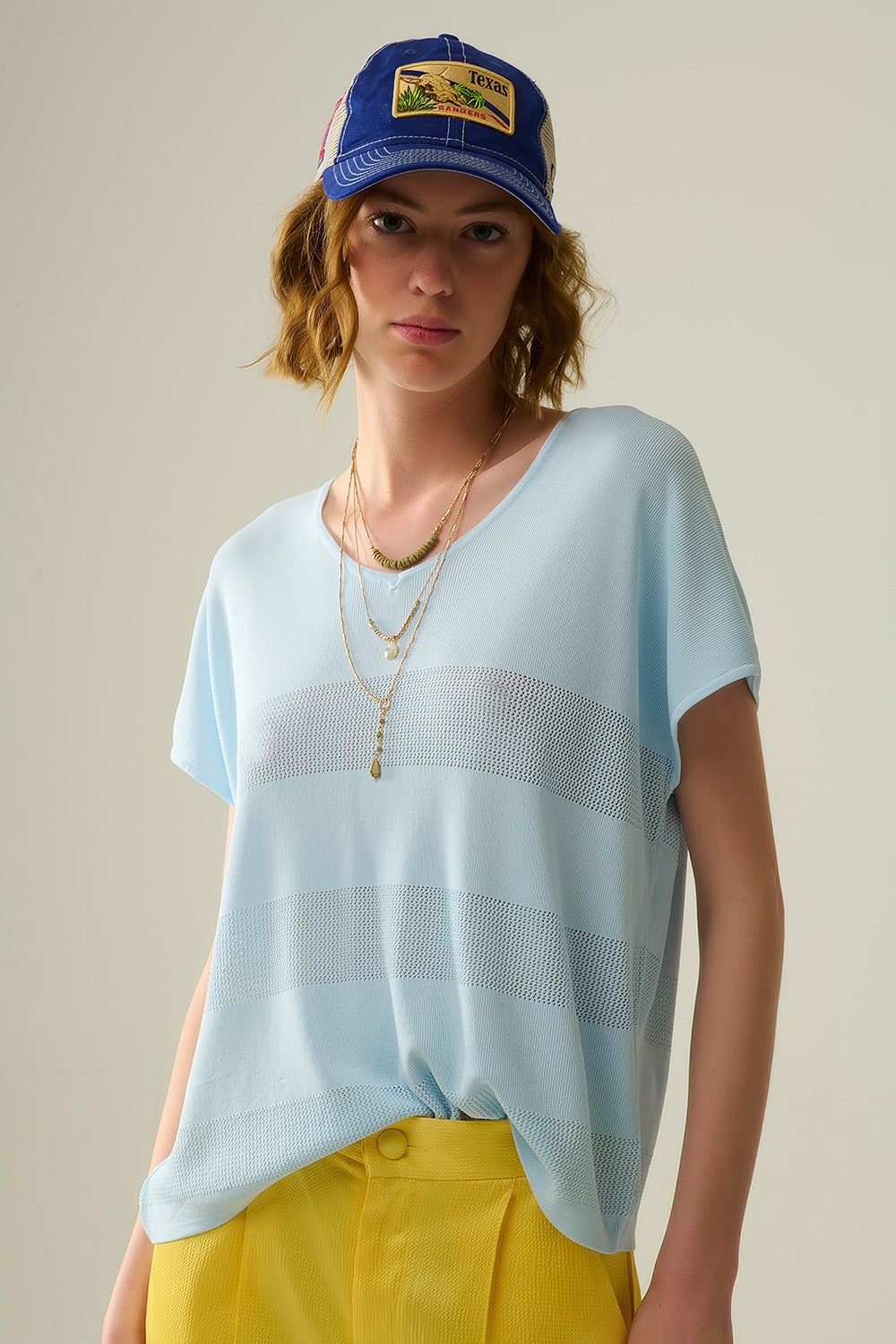 Q2 Pull col en V bleu bébé avec détail en maille ajourée