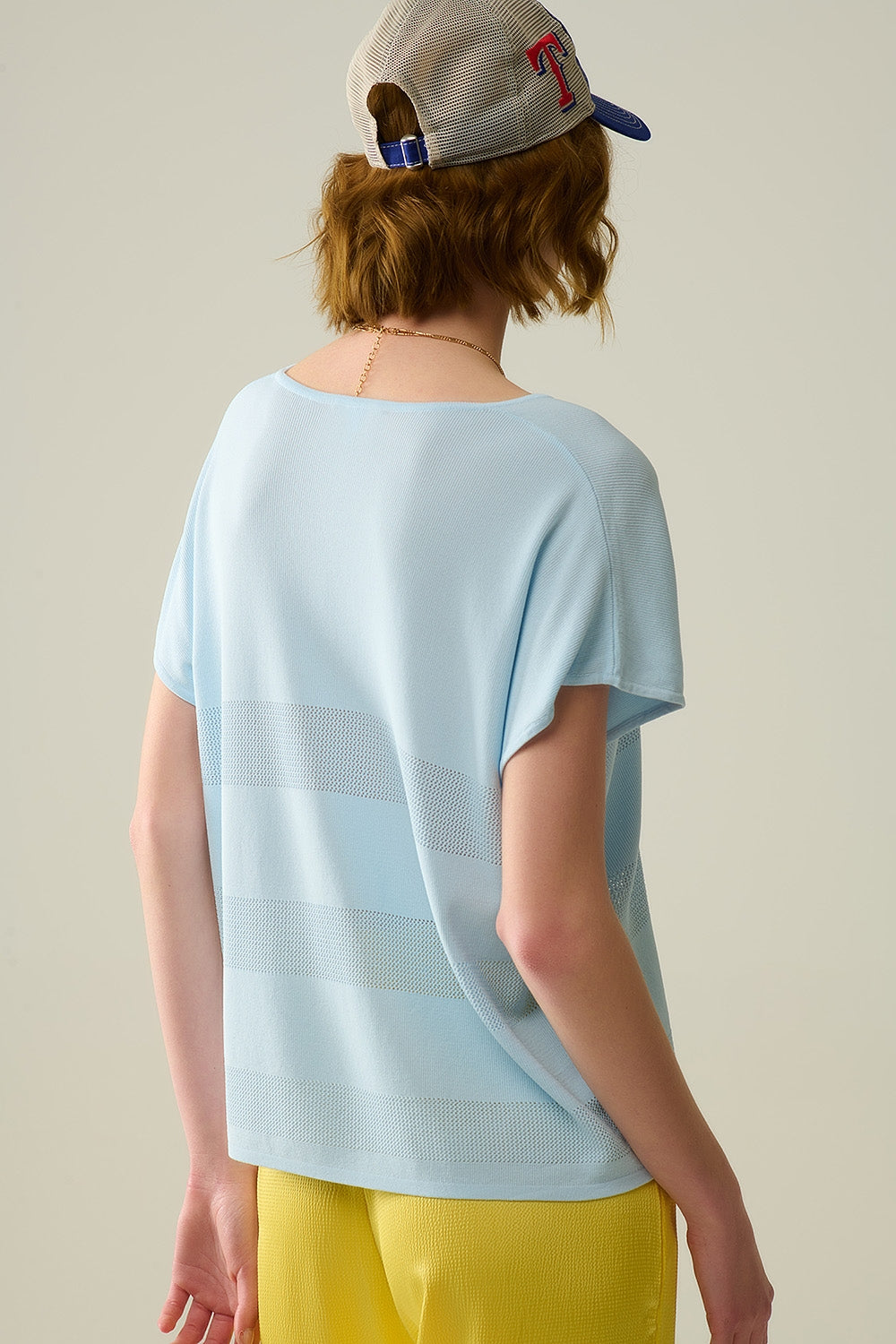 Pull col en V bleu bébé avec détail en maille ajourée