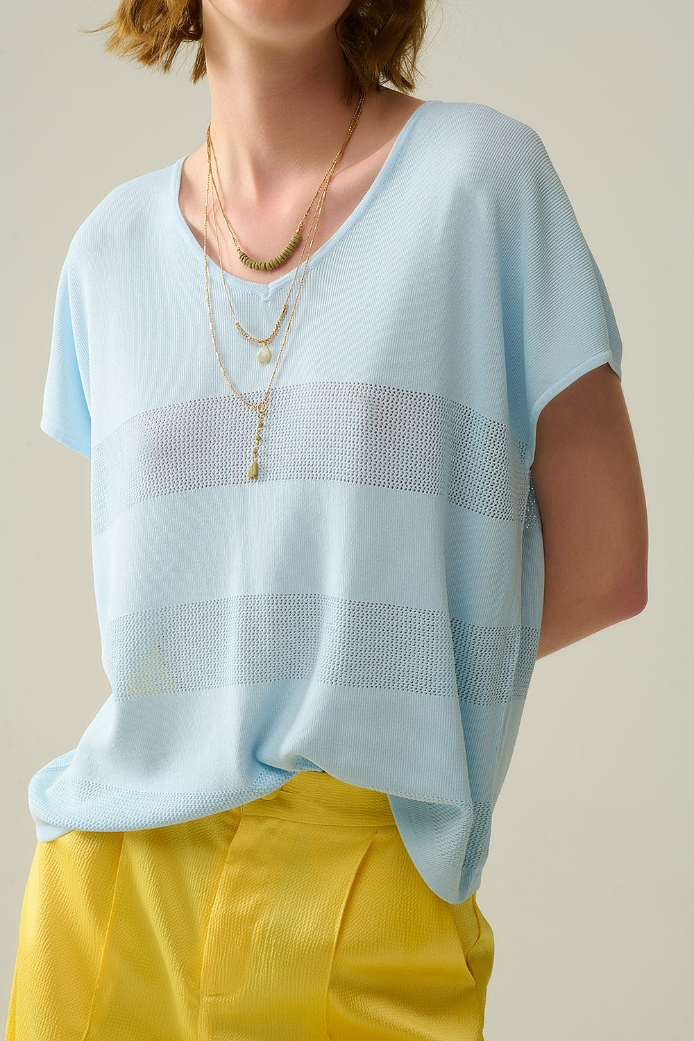 Pull col en V bleu bébé avec détail en maille ajourée