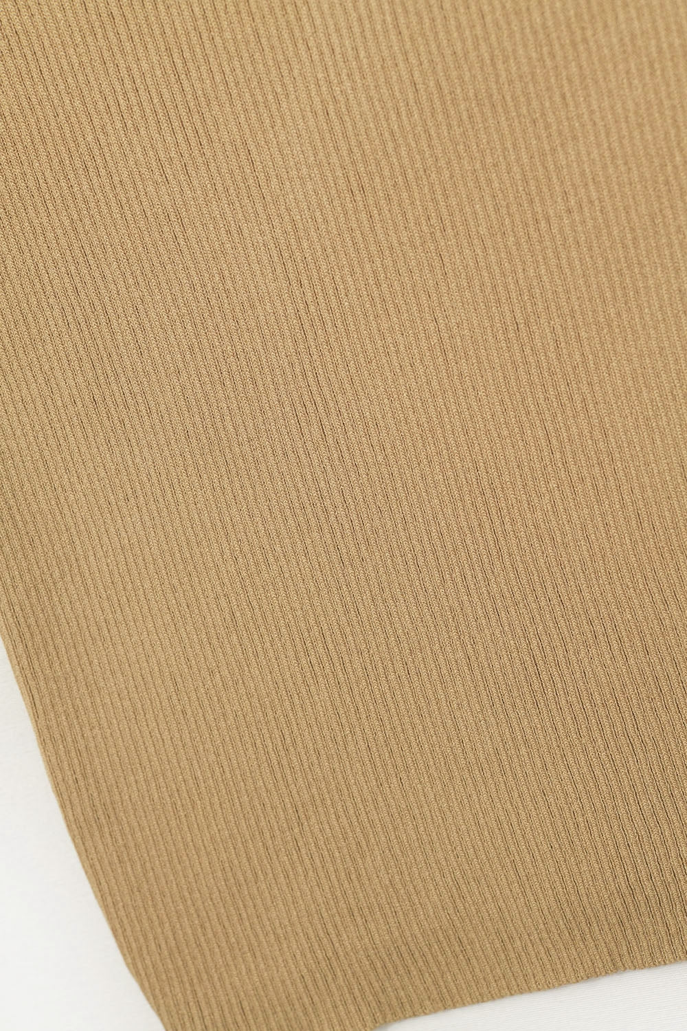 Pull côtelé à col haut et manches capuchon en camel