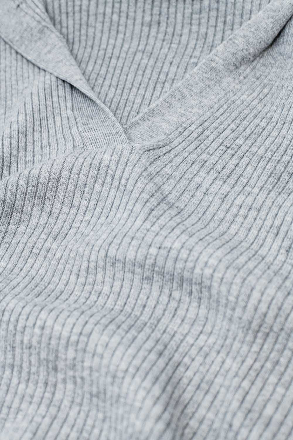 Pull côtelé gris à col et manches longues