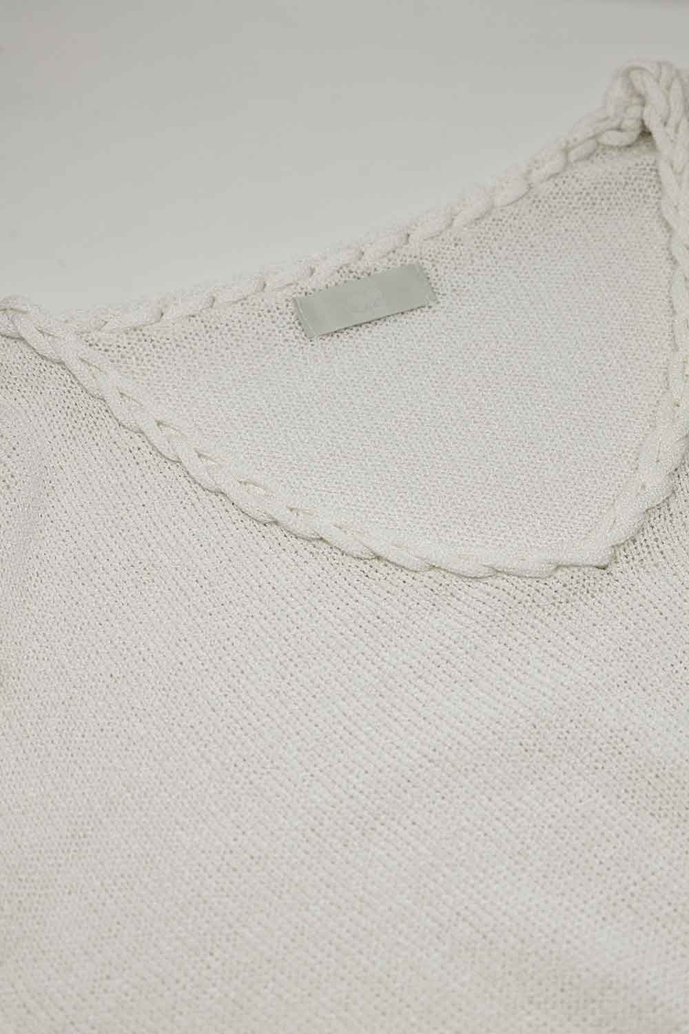 Pull crème à large col en V avec détails tressés